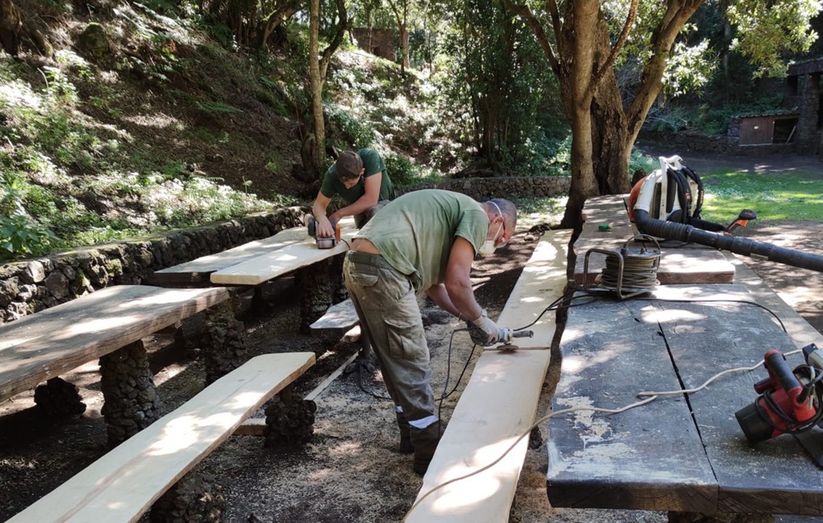 El Cabildo de El Hierro renueva el mobiliario de la zona recreativa de la Hoya del Pino